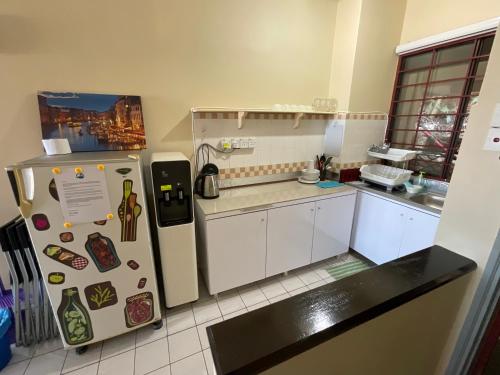 Port Dickson Paradise Lagoon Beachfront Apartmentにあるキッチンまたは簡易キッチン
