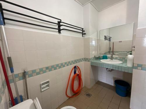 ポートディクソンにあるPort Dickson Paradise Lagoon Beachfront Apartmentの洗面台、トイレ、鏡のあるバスルーム