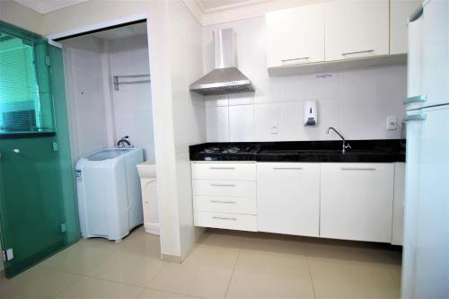 Η κουζίνα ή μικρή κουζίνα στο Bombinhas Summer Beach - Cond Apart Privados