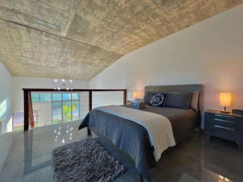 Un pat sau paturi într-o cameră la Sunset Coast Loft & Rooftop