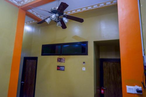 Una televisión o centro de entretenimiento en RedDoorz Syariah near Exit Toll Ngemplak Solo