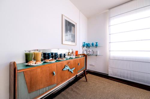 una cucina con mobile in legno e stoviglie di VILLA AL MARE sea, relax & wellness a Monopoli