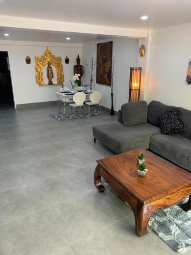 Posezení v ubytování Fong Kaew and Baan Nang Fa Guesthouse