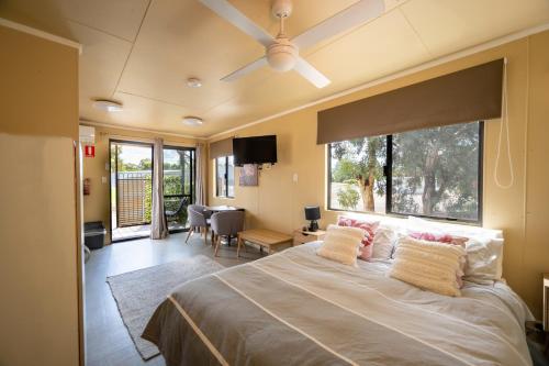 Postel nebo postele na pokoji v ubytování Kendenup Cottages and Lodge