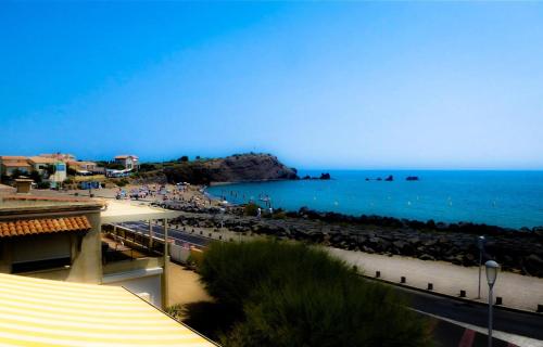 - une vue sur la plage et l'océan depuis un bâtiment dans l'établissement Studio 4 personnes vue sur mer - Studio 4 personnes MAE-5629, au Cap d'Agde