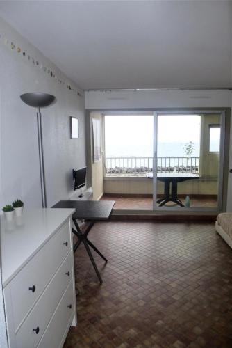 un salon avec vue sur l'océan dans l'établissement Studio 4 personnes vue sur mer - Studio 4 personnes MAE-5629, au Cap d'Agde