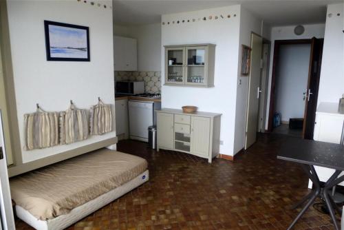 une grande chambre avec un lit et une cuisine dans l'établissement Studio 4 personnes vue sur mer - Studio 4 personnes MAE-5629, au Cap d'Agde