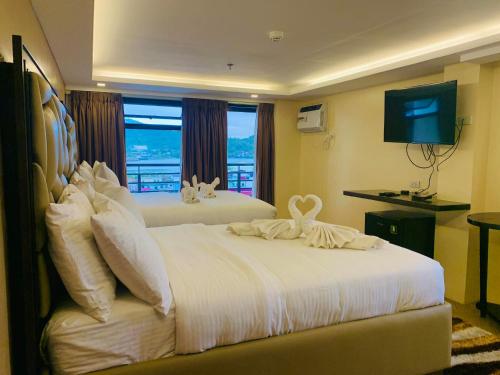 Ένα ή περισσότερα κρεβάτια σε δωμάτιο στο Treasure Island Hotel With Mini Water Adventure
