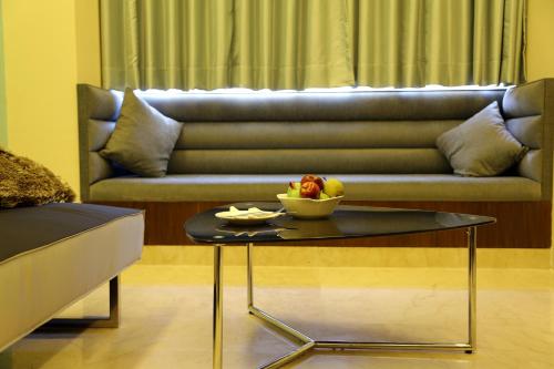 Un lugar para sentarse en Regenta Orkos Kolkata by Royal Orchid Hotels Limited