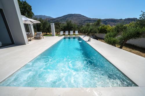 Luxury Villa Vivian Heated Private Swimming Pool & Jacuzzi near the beach of Georgioupoli