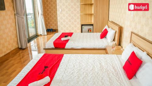 two beds in a room with red and white at Bich Thu Hotel in Ho Chi Minh City