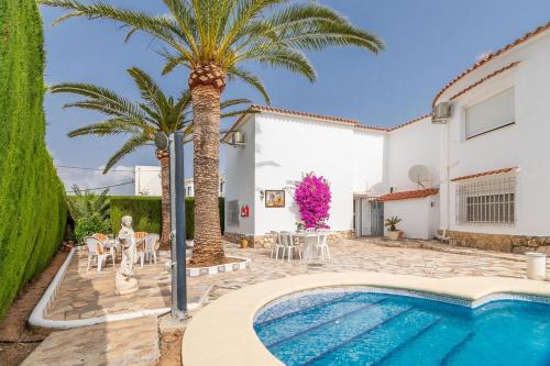 Spacious family home with Airco, private 5x10m pool, sandy beach 300m, free WiFi