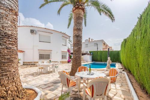 Spacious family home with Airco, private 5x10m pool, sandy beach 300m, free WiFi