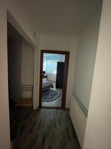 Habitación con dormitorio con cama y espejo. en Apartament Mioritza 2B en Horezu