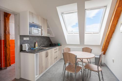 Kuchyň nebo kuchyňský kout v ubytování Apartmány Domek u lesa