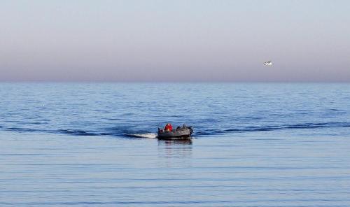 a small boat in the middle of the water at Vien dal Mare in Bari