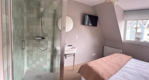 La petite salle de bains est pourvue d'une douche et d'un lavabo. dans l'établissement Villa Poirabelle, à Wimereux