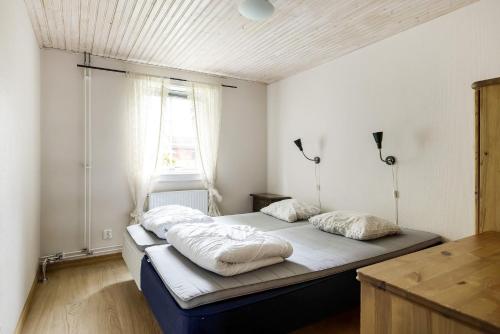1 dormitorio con 1 cama con 2 almohadas en Large holiday house with lake view of Bolmen en Ljungby