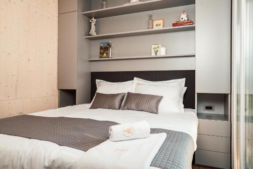 1 dormitorio con 1 cama con 2 toallas en Wine paradise Glavinič en Miklavž pri Ormožu