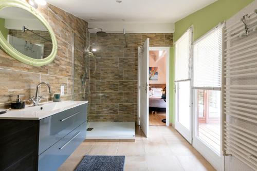 une salle de bain avec un lavabo et un miroir dans l'établissement Seignosse Villa, à Seignosse