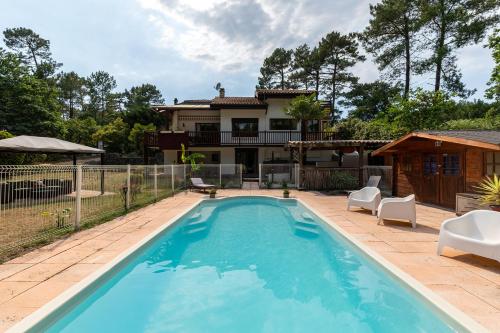 une piscine devant une maison dans l'établissement Seignosse Villa, à Seignosse