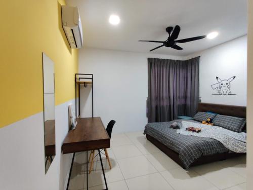 1 dormitorio con 1 cama, ventilador de techo y escritorio en KT's Homestay- Corner Unit - Manhattan Ipoh Water Park- Station 18, en Ipoh