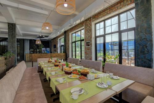 ห้องอาหารหรือที่รับประทานอาหารของ Olive Ala-Archa Hotel & SPA