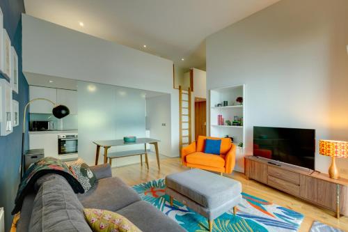 uma sala de estar com um sofá e uma televisão em 2 Bed- Pureserviced 5 Brewhouse em Plymouth