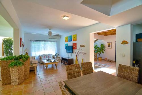 - un salon avec une table et des chaises dans l'établissement Fantastic Harmony Beach Villa in El Portillo, à Las Terrenas