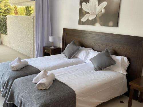 A bed or beds in a room at Luminoso apartamento en segunda línea playa 438