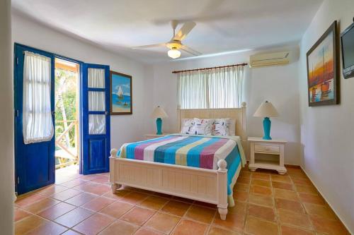 Postel nebo postele na pokoji v ubytování Escape Beach Villa in El Portillo