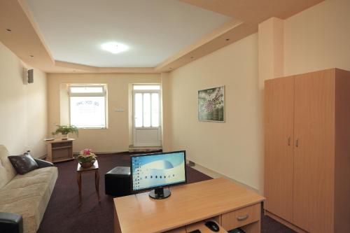 salon z telewizorem i kanapą w obiekcie Apartments Bokan w mieście Cetynia