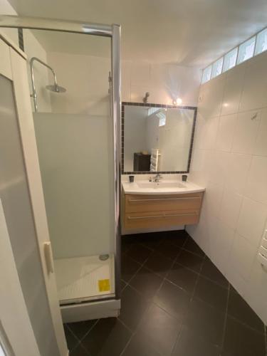 Ein Badezimmer in der Unterkunft Boost Your Immo La Rouvière Marseille 9E6