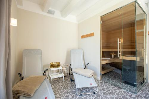 a room with a mirror and a table and chairs at Kapitänshaus Luv & Lee in Wustrow