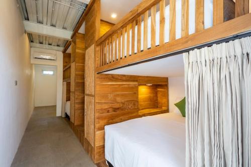 Våningssäng eller våningssängar i ett rum på Good Cheer Hostel
