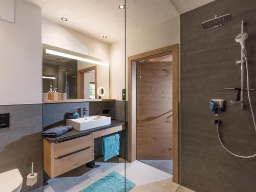 un bagno con lavandino e doccia di Appartements Steinberg a Steinberg am Rofan