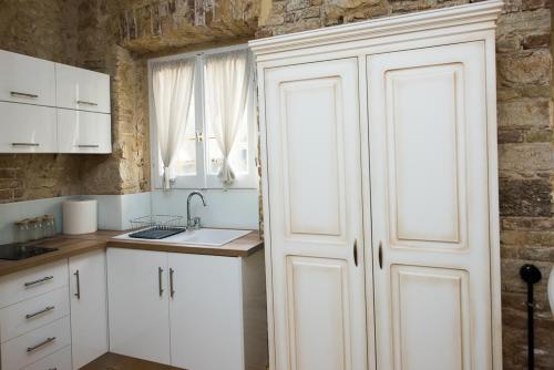 A kitchen or kitchenette at Calista Liston Corfu 2