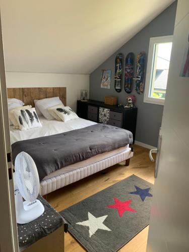 Postel nebo postele na pokoji v ubytování Maison neuve familiale proche lac d Annecy