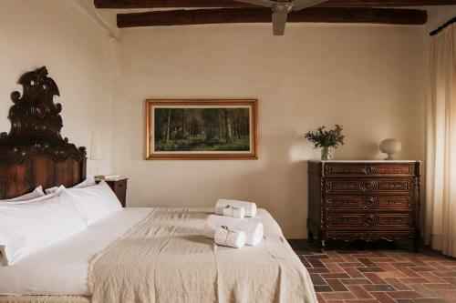 a bedroom with a bed with two towels on it at Ca lAndreu Ecoturisme in Tiana