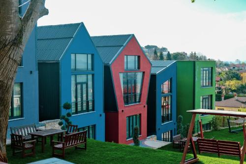 a row of houses painted in different colors at Kartepe LOFT in Kartepe