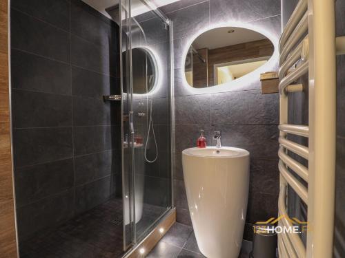 123home - Suite & spa XL في مونتِفري: حمام مع دش ومغسلة ومرآة