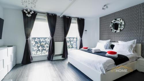 123home - Suite & spa XL في مونتِفري: غرفة نوم بسرير ونوافذ