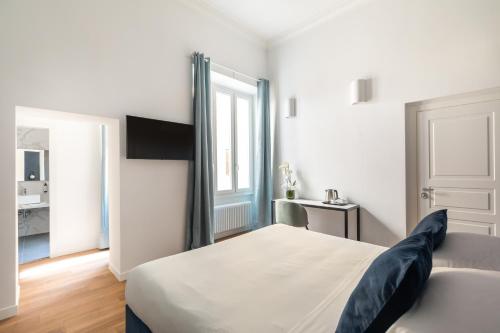 a white bedroom with a bed and a window at DA ME Suites in Rome
