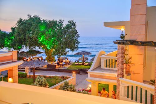 キサモスにあるMaria Beach Hotelのホテルのバルコニーから海の景色を望めます。