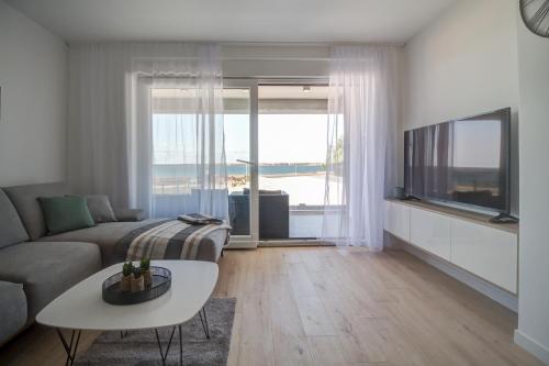 TV a/nebo společenská místnost v ubytování Luxury beachfront Villa Crystal Aenona - by TA Leut Agency