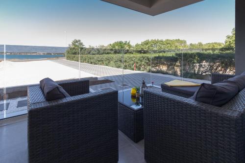 Χώρος καθιστικού στο Luxury beachfront Villa Crystal Aenona - by TA Leut Agency