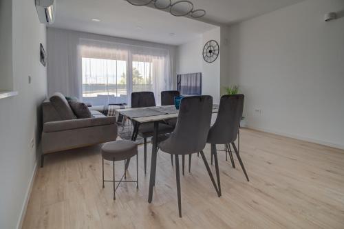Χώρος καθιστικού στο Luxury beachfront Villa Crystal Aenona - by TA Leut Agency