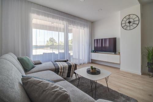 Μια τηλεόραση ή/και κέντρο ψυχαγωγίας στο Luxury beachfront Villa Crystal Aenona - by TA Leut Agency