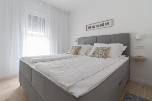Ένα ή περισσότερα κρεβάτια σε δωμάτιο στο Luxury beachfront Villa Crystal Aenona - by TA Leut Agency