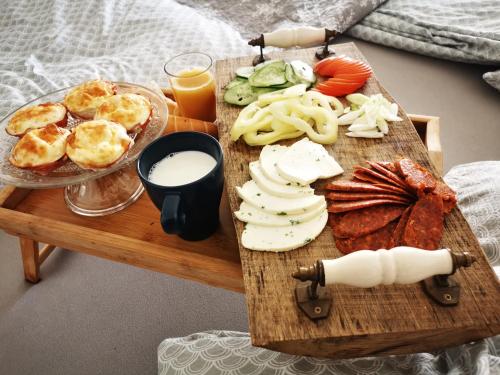 uma mesa de madeira com uma bandeja de comida em Őrség Kincse Udvarház em Hegyhátszentjakab